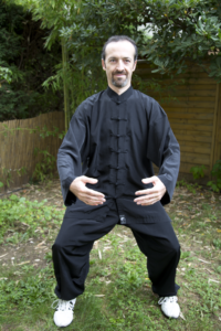 Posture de l'arbre mains en position devant le Xia Dantien